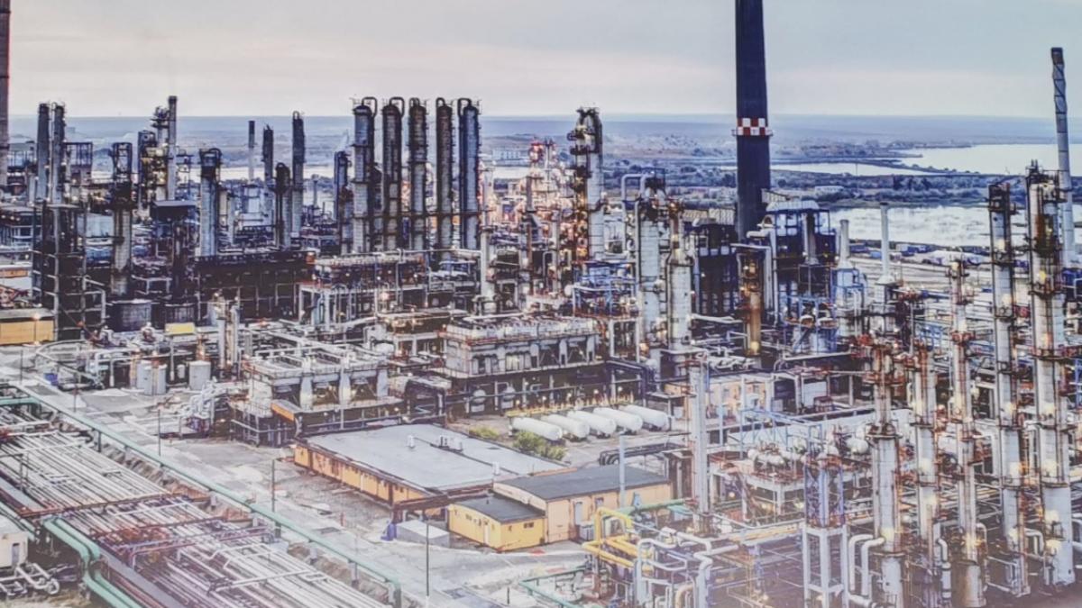 alerta maxima la rafinaria navodari sunt scurgeri de amoniac garda de mediu in aer si in sol ajung necontrolat substante periculoase