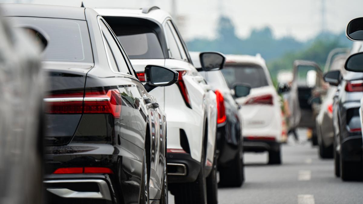 alt proiect de lege pentru traficul din bucuresti masinile cu cel putin 4 persoane sa circule si pe benzile pentru transportul public