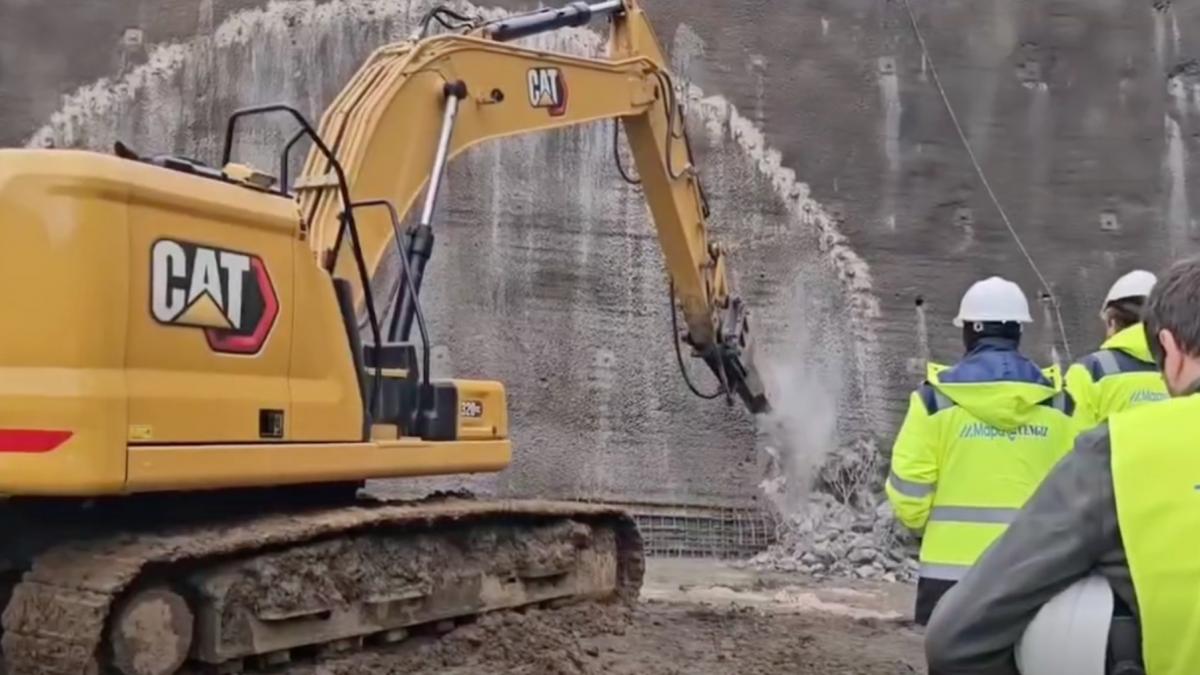 au inceput lucrarile la tunelul robesti imagini cu sapaturile in munte pe autostrada a1 sibiu pitesti se va apela si la dinamitare