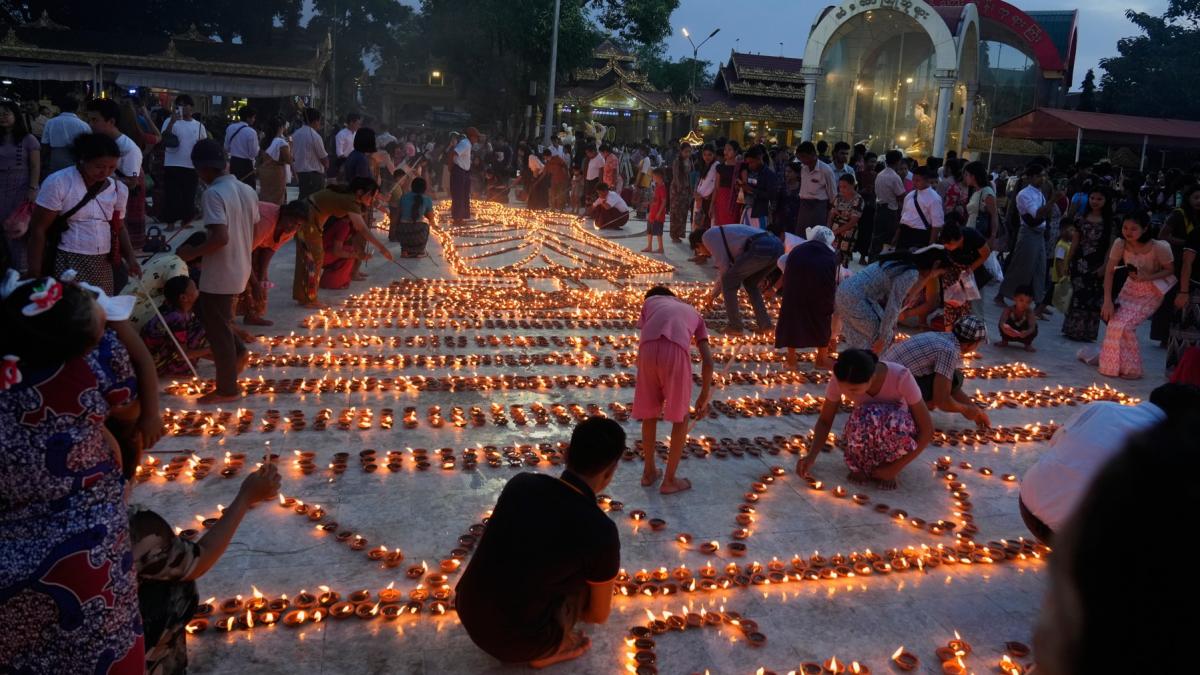 cel putin 24 de oameni au fost ucisi dupa ce doua bombe au fost aruncate dintr o parapanta motorizata la un festival din myanmar