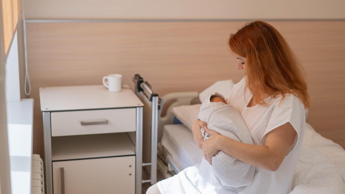 doua femei care au fost incurcate la maternitate acum 35 de ani s au intalnit pentru prima oara o experienta extrem de emotionanta