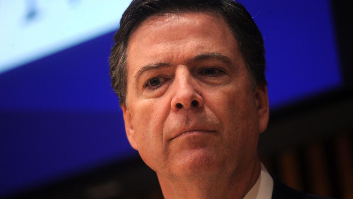 fostul director al fbi james comey a ajuns in fata instantei neaga acuzatiile si spune ca procesul e orchestrat politic de trump