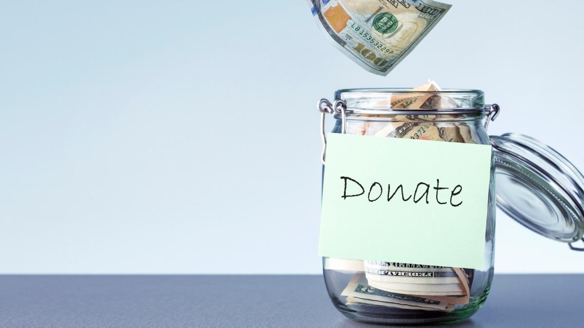 o femeie a pretins ani la rand ca are cancer si a cheltuit banii primiti pentru tratament pe vacante si operatii estetice