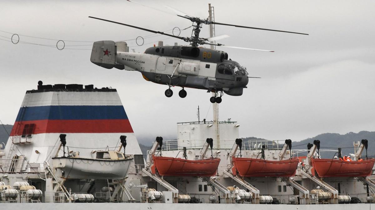 rusia a indreptat armele spre navele si elicopterele unui stat nato in apele sale strategice putin pune presiune asupra noastra