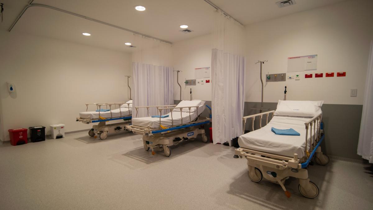 un barbat credea ca a suferit un infarct si s a dus la spital medicii i au spus ca de fapt avea un dop de sticla in gat