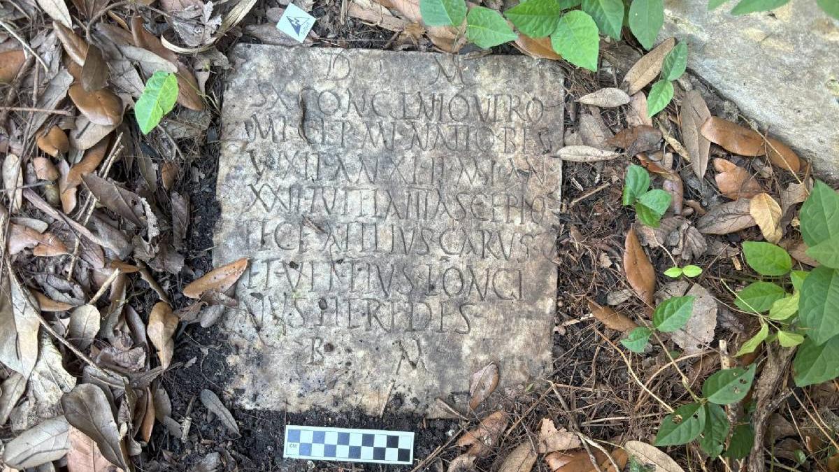 un cuplu din new orleans a descoperit in curtea casei piatra unui mormant roman vechi de aproape 2 000 de ani