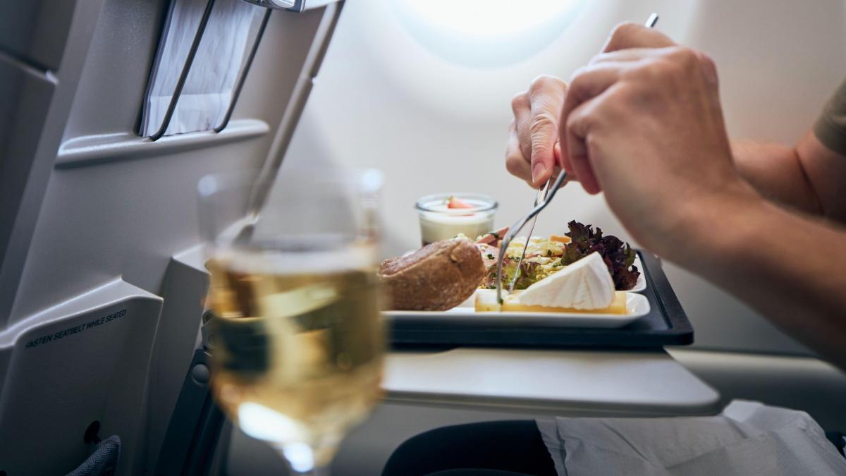 un medic vegetarian a murit dupa ce o companie aeriana i a servit o masa pe baza de carne