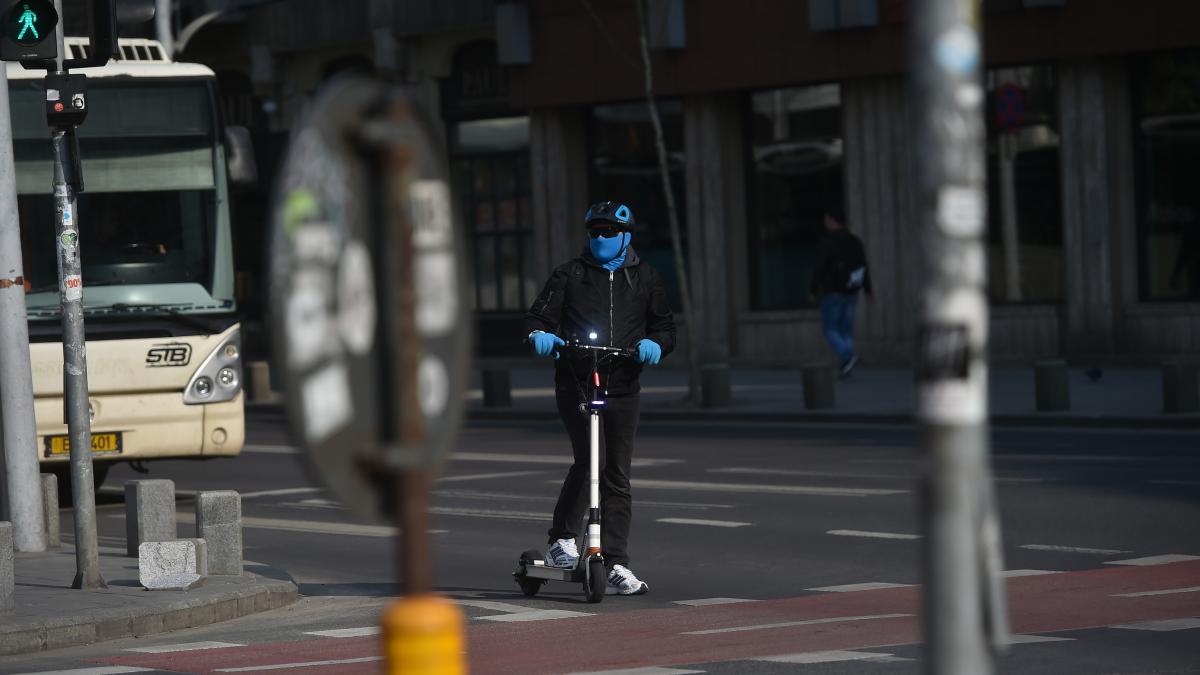 cei care vor sa circule cu biciclete si trotinete electrice vor fi nevoiti sa obtina un permis special de conducere
