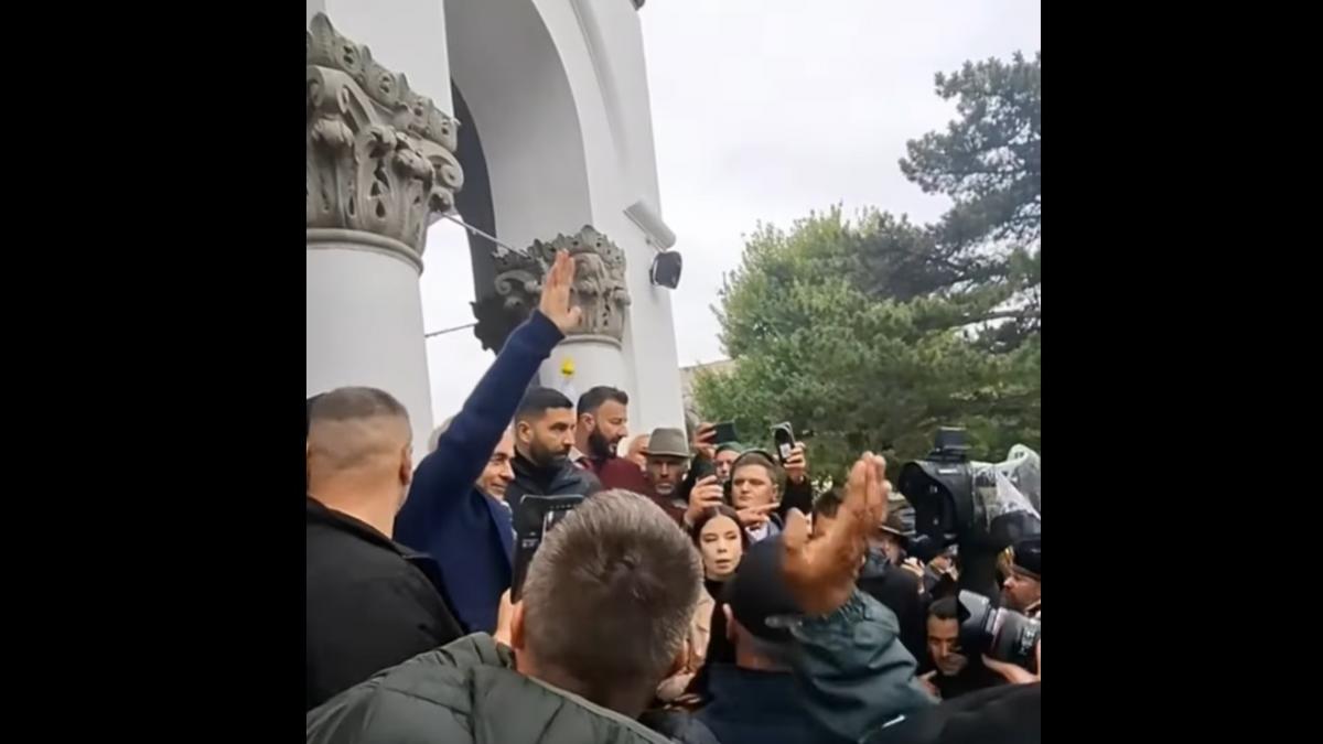 deputatul alexandru muraru cere arestarea preventiva a lui calin georgescu dupa ce acesta a facut din nou salutul nazist