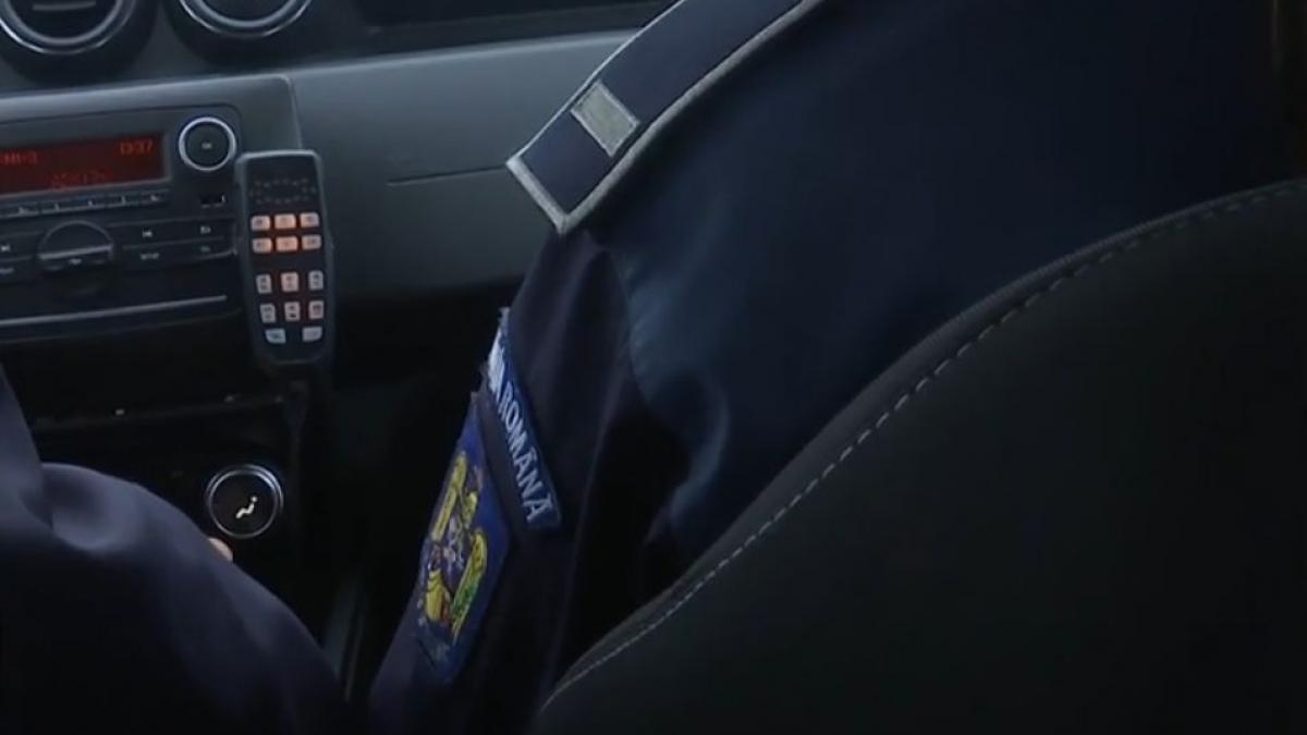 doi politisti din satu mare au fost batuti si dezarmati de doi suspecti chiar in sectia de politie apoi sefii lor le au luat si banii