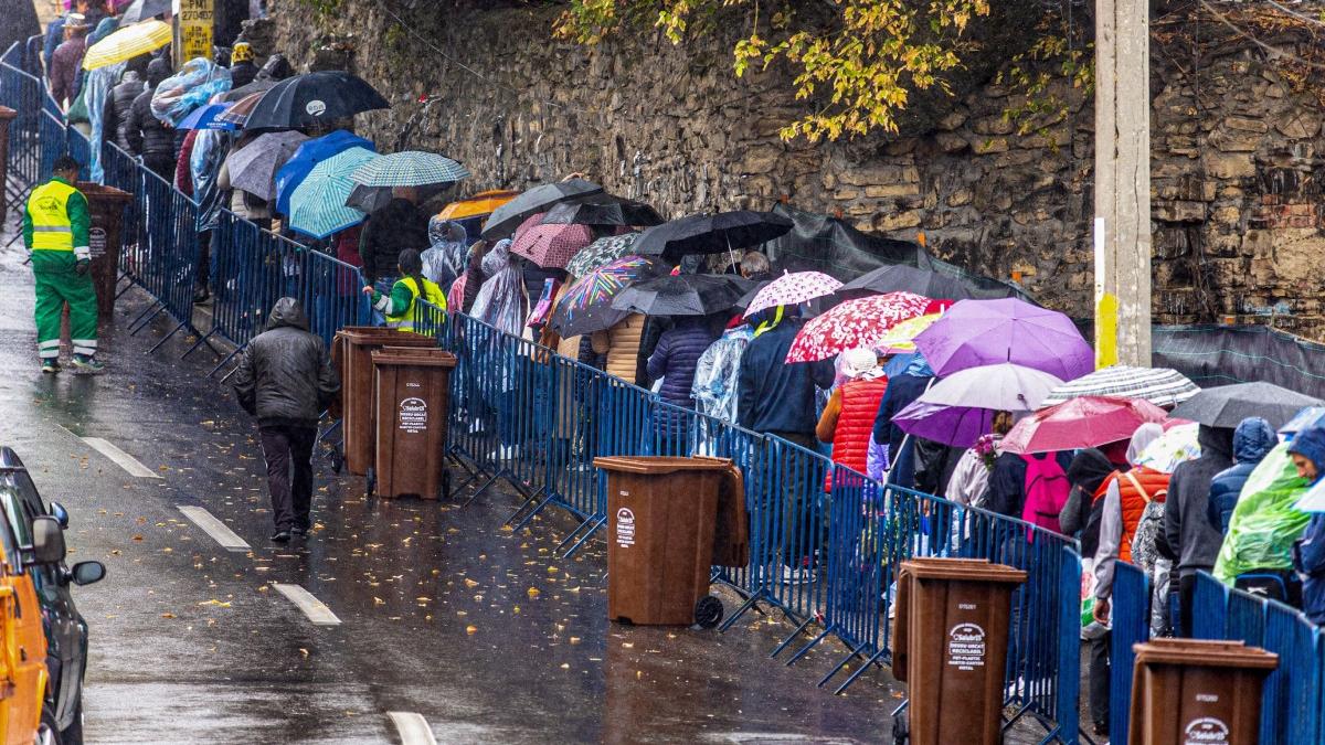 peste 24 000 de persoane s au inchinat la racla cu moastele sfintei parascheva recomandarile autoritatilor pentru credinciosi