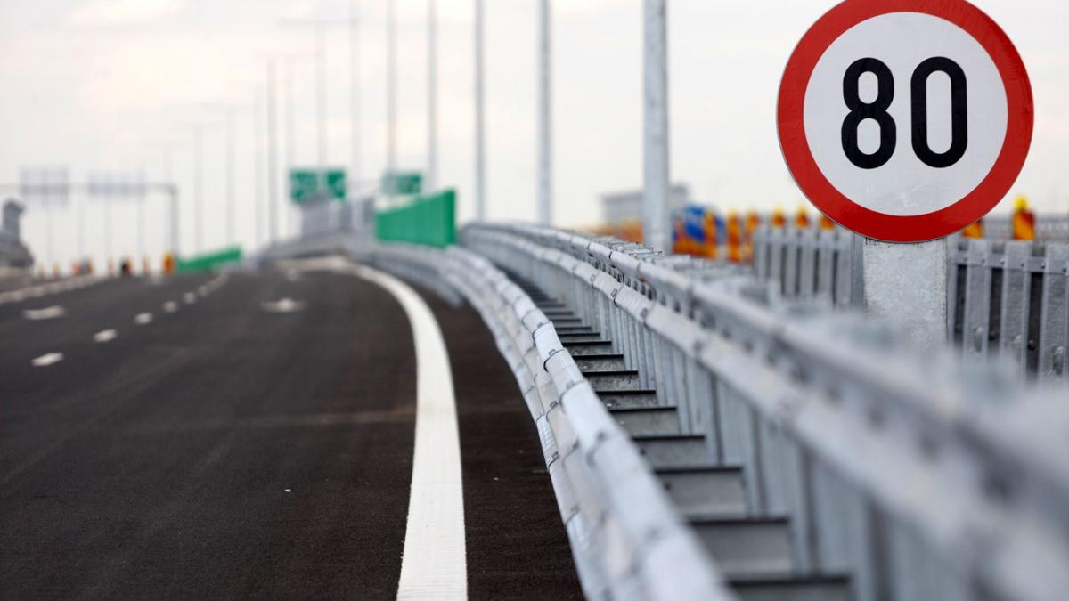 sectiune de autostrada din Romania cu un indicator rutier de limitare a vitezei