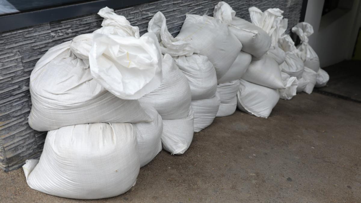 sacii cu nisip pusi pentru prevenirea inundatiilor in constanta au fost furati primaria in km 5 au disparut toti aduceti i inapoi