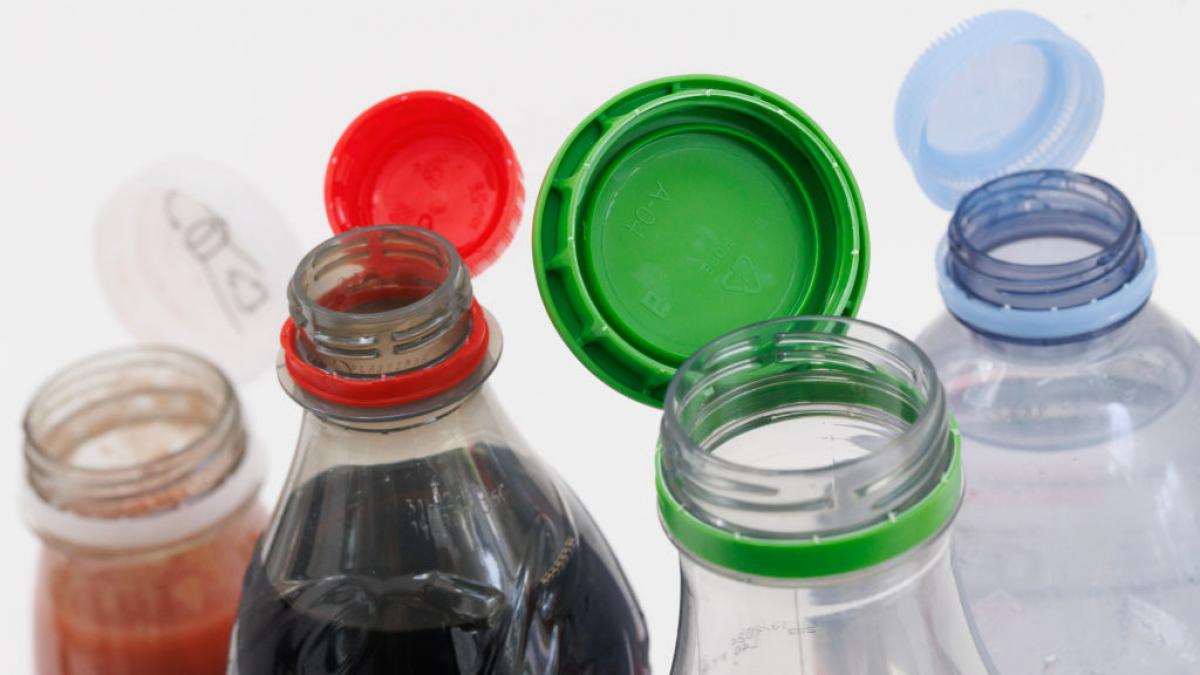 sticlele de plastic continua sa se schimbe dupa capacul care nu se desprinde mai vine o noutate