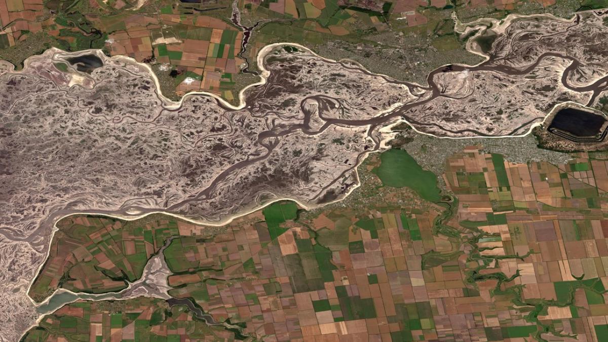 sunt rusi in casa mea un jurnalist bbc s a uitat la imagini din satelit cu satul copilariei lui si a ramas uimit de ce a vazut