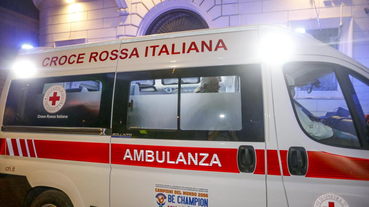 un carucior cu tot cu bebelus a cazut de la 3 metri inaltime intr un rau in italia