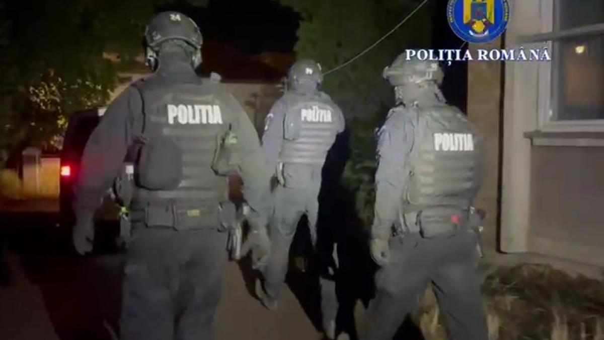 zeci de perchezitii la falsificatori din bucuresti si 9 judete faceau la comanda carti de identitate permise auto si acte de studii