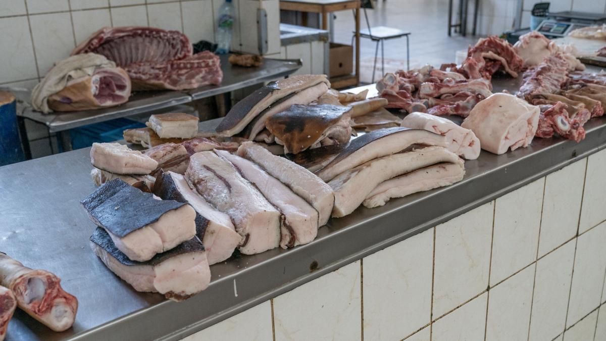 romanii deja rezerva porc romanesc de craciun la crescatorii de animale multi sunt deja sold out cat costa acum un kg de carne