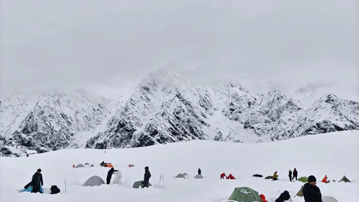 calm in mijlocul furtunii povestea ghidului care a salvat zeci de drumeti de pe everest