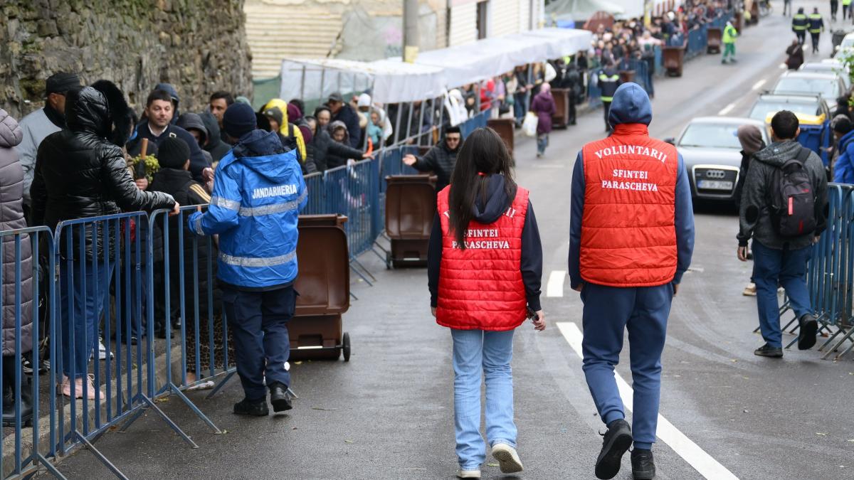 coada kilometrica la moastele sfintei parascheva 17 000 de oameni asteapta sa se inchine la racla