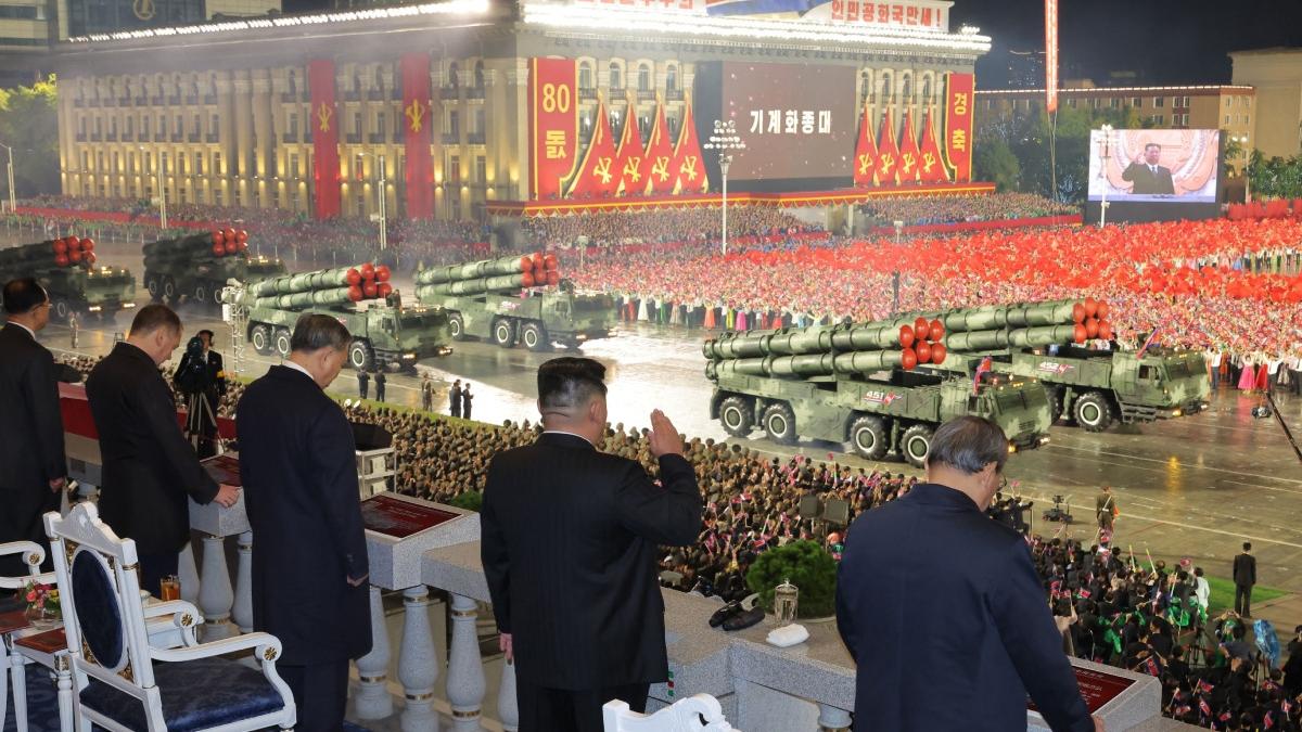 kim jong un a prezentat cel mai puternic sistem de arme nucleare la parada de la phenian de la care au lipsit xi si putin