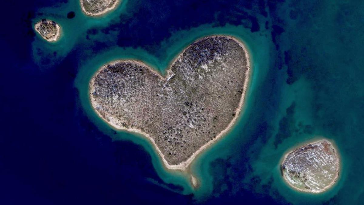 singura insula naturala in forma de inima de pe pamant este aproape de romania localnicii insa nu vor ca ea sa fie descoperita