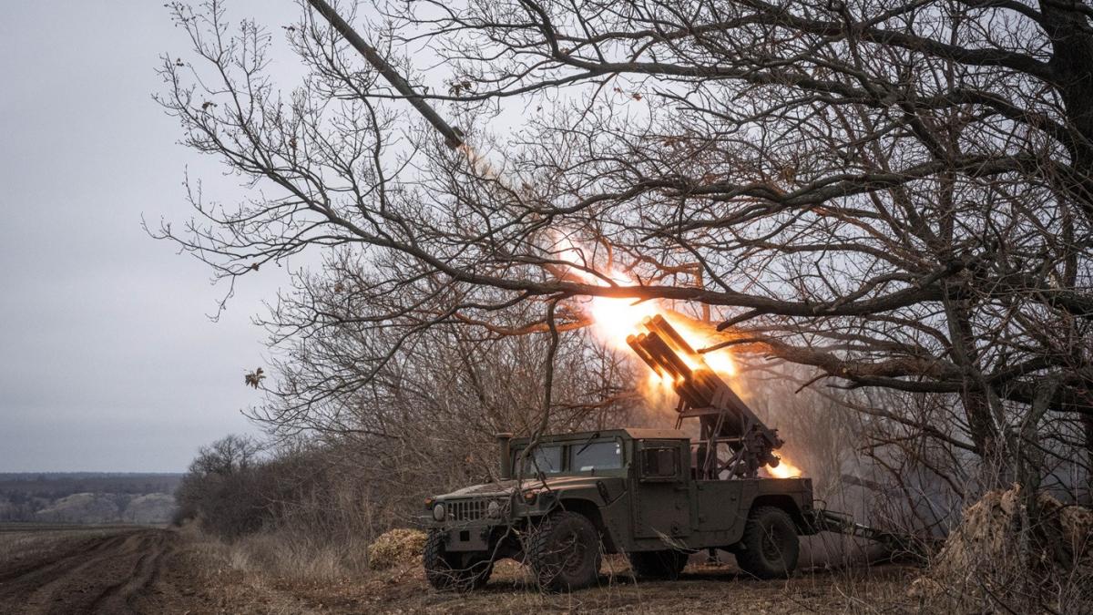 talibanii ataca posturile de granita pakistaneze pe linia durand folosesc masinile si armele lasate in urma de americani