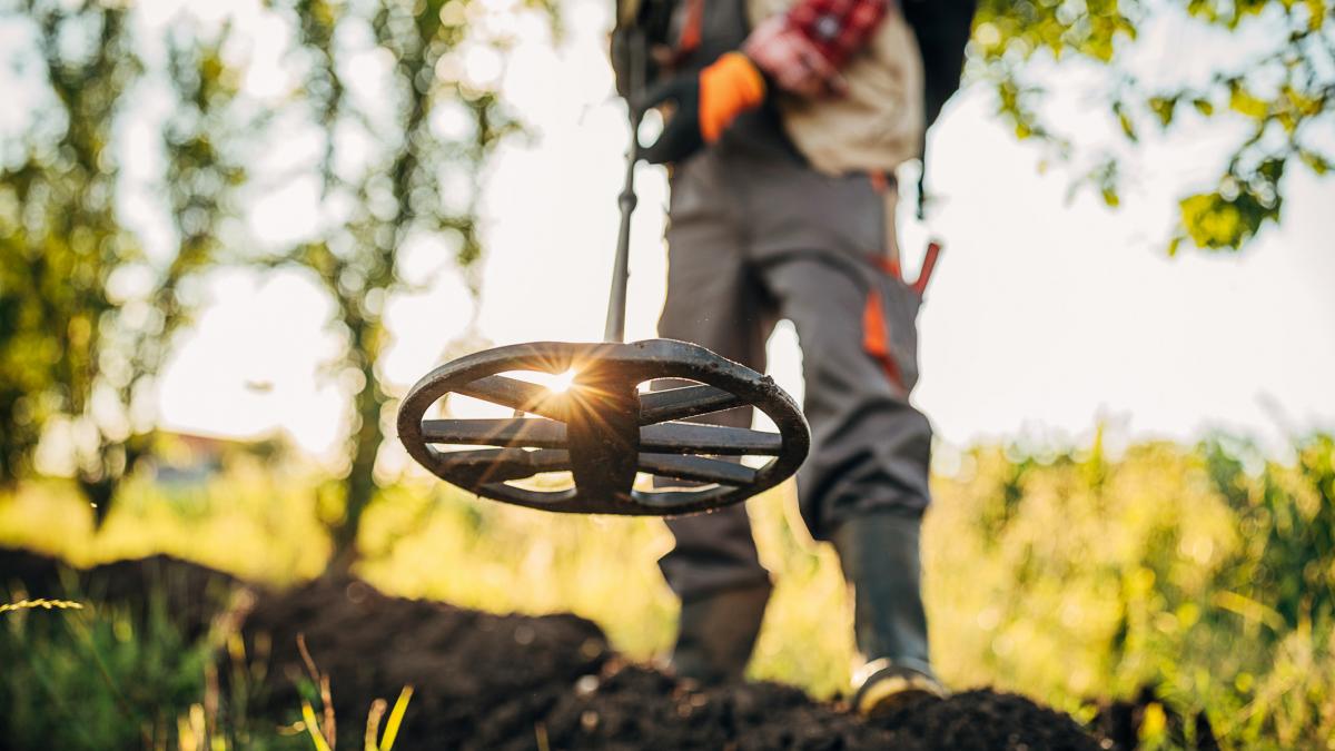 un barbat din anglia a gasit o moneda rara veche de aproape 2 000 de ani dupa sase ani de cautari pe acelasi camp