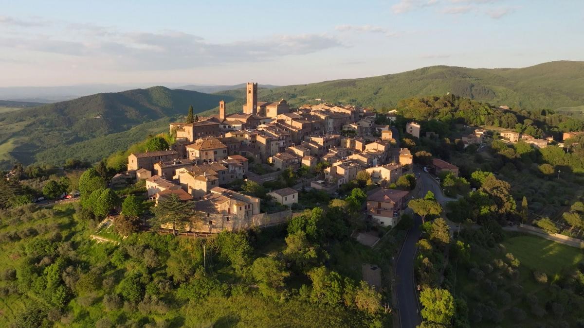 un sat pitoresc din toscana ofera pana la 20 000 de euro celor care vor sa se muta acolo
