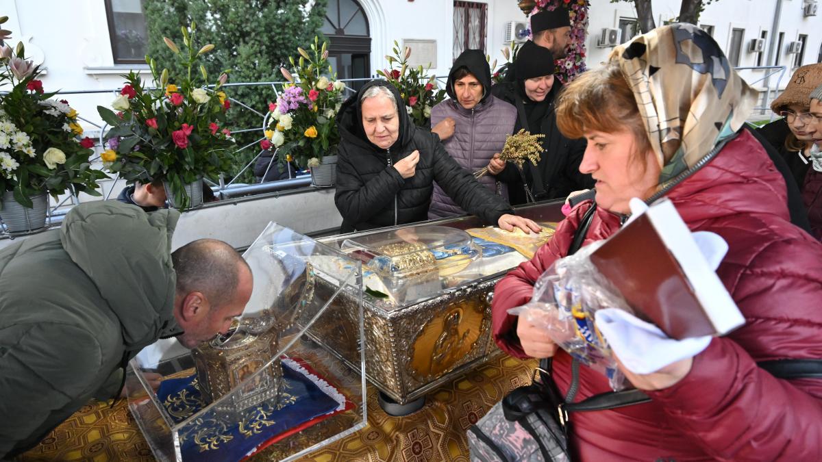 peste 100 000 de credinciosi au trecut pe la racla cu moastele sfintei cuvioase parascheva unii au asteptat peste 12 ore la coada
