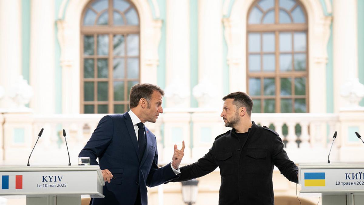 volodimir zelenski i a cerut mai multe sisteme de aparare aeriana si rachete lui emmanuel macron