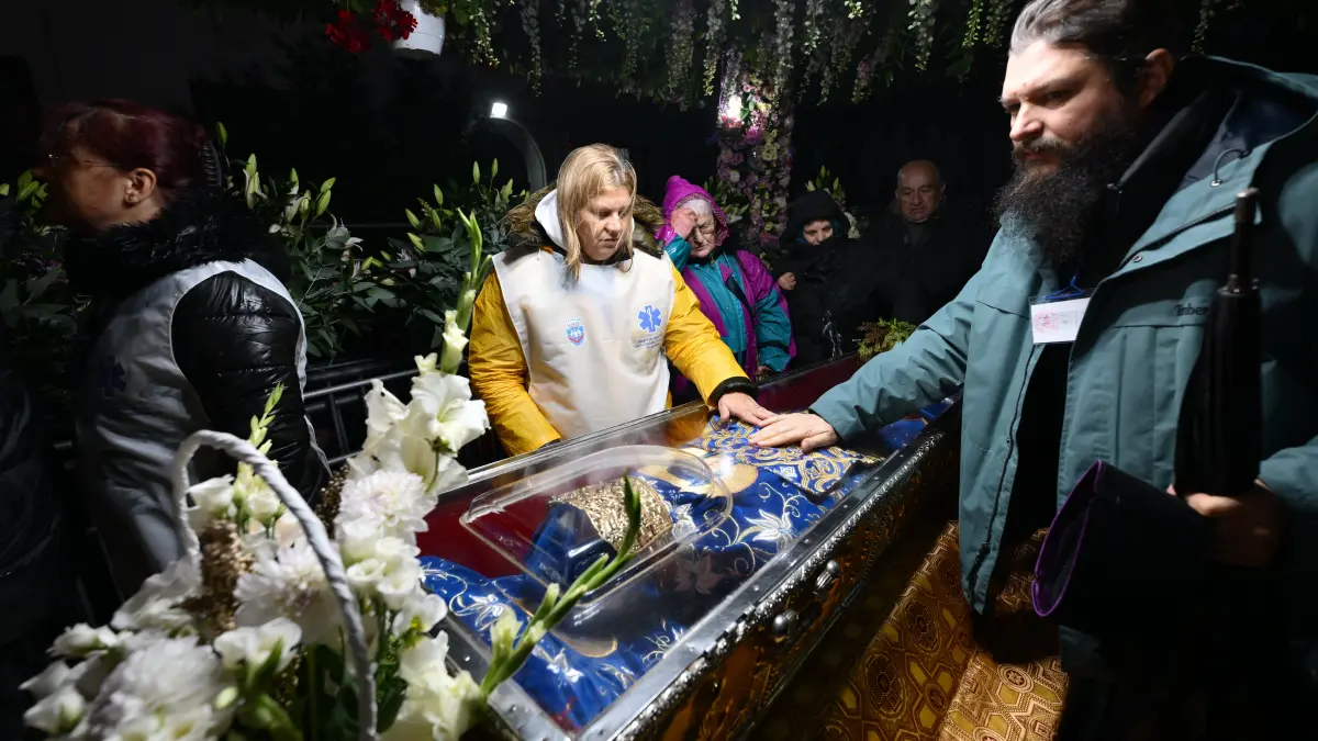 de ce se schimba hainele sfintei parascheva de cinci ori pe an cum are loc procesul