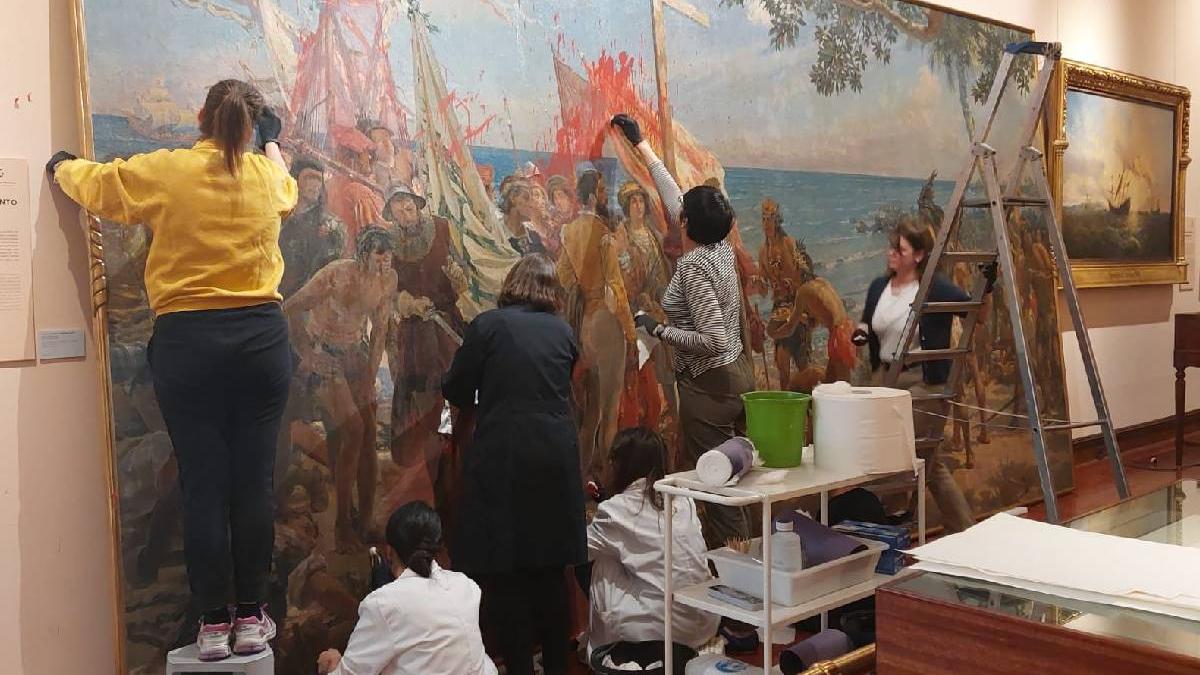 doua femei au fost arestate pentru vandalizarea unui tablou cu cristofor columb la muzeul naval din madrid