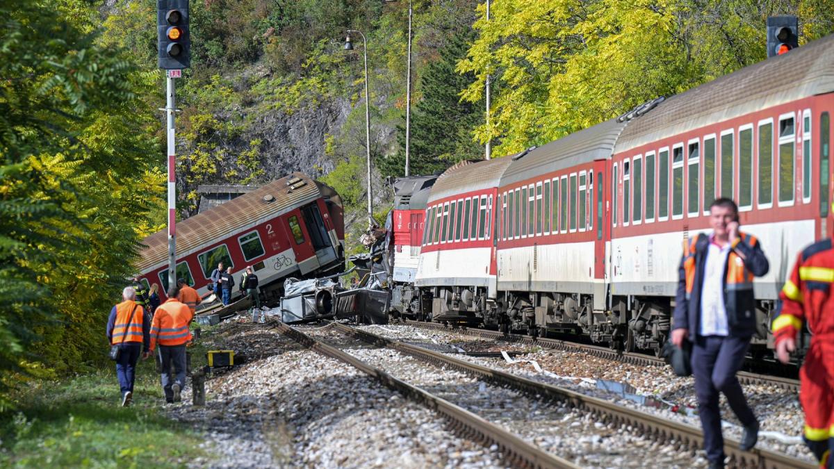 doua trenuri s au ciocnit in slovacia 100 de persoane au fost ranite doua sunt in stare critica