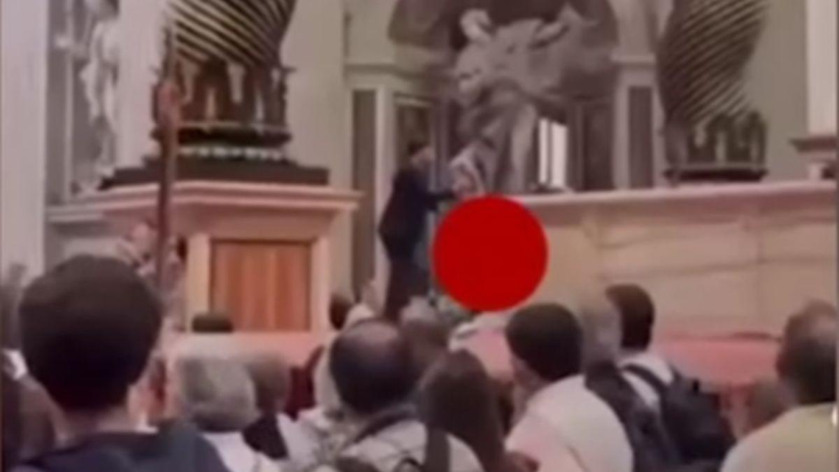 gest socant la vatican un barbat si a dat pantalonii jos si a urinat pe altarul bazilicii sfantul petru in mijlocul a sute de oameni