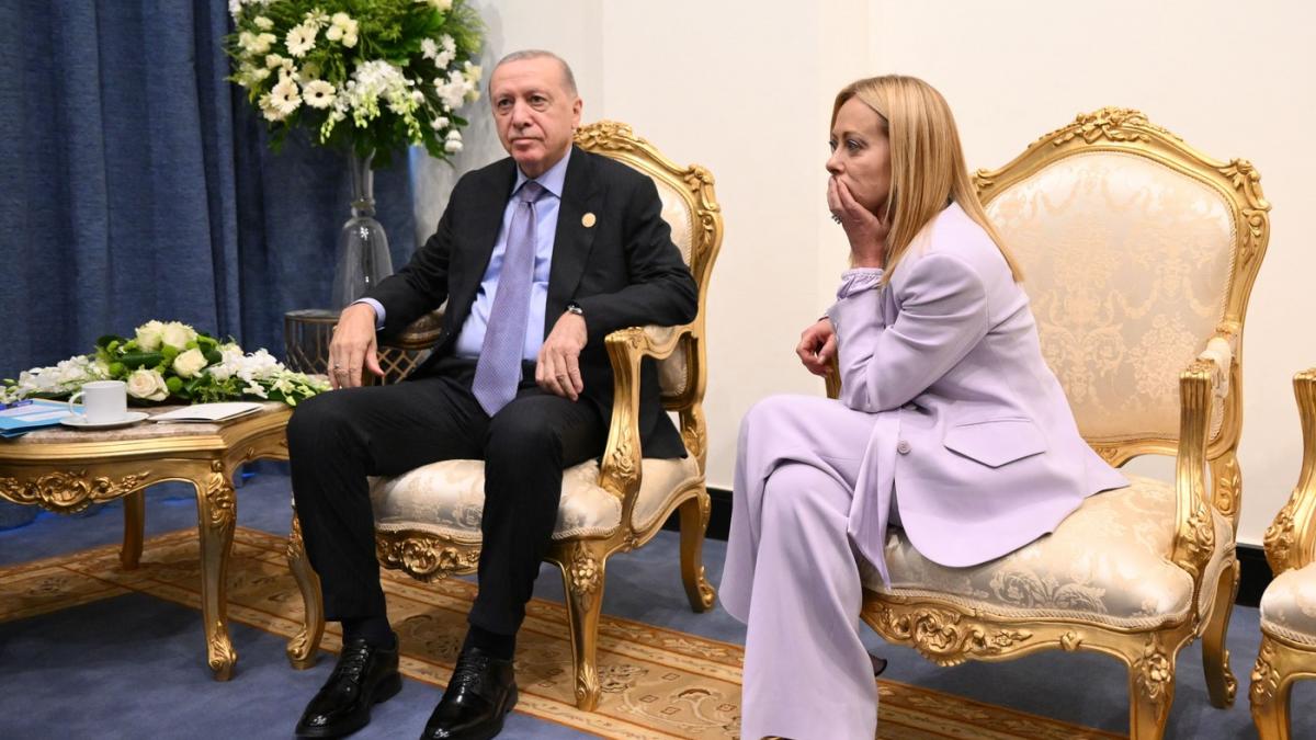 moment bizar la summit ul din egipt erdogan a incercat s o convinga pe meloni sa se lase de fumat macron nicio sansa