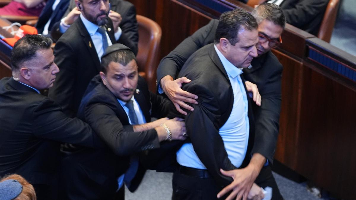 momentul in care trump este intrerupt in knesset doi parlamentari israelieni au fost scosi din sala a fost foarte eficient