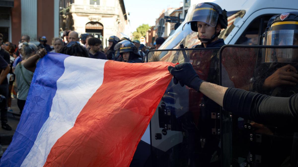 politico ce e cu adevarat in neregula cu politica din franta