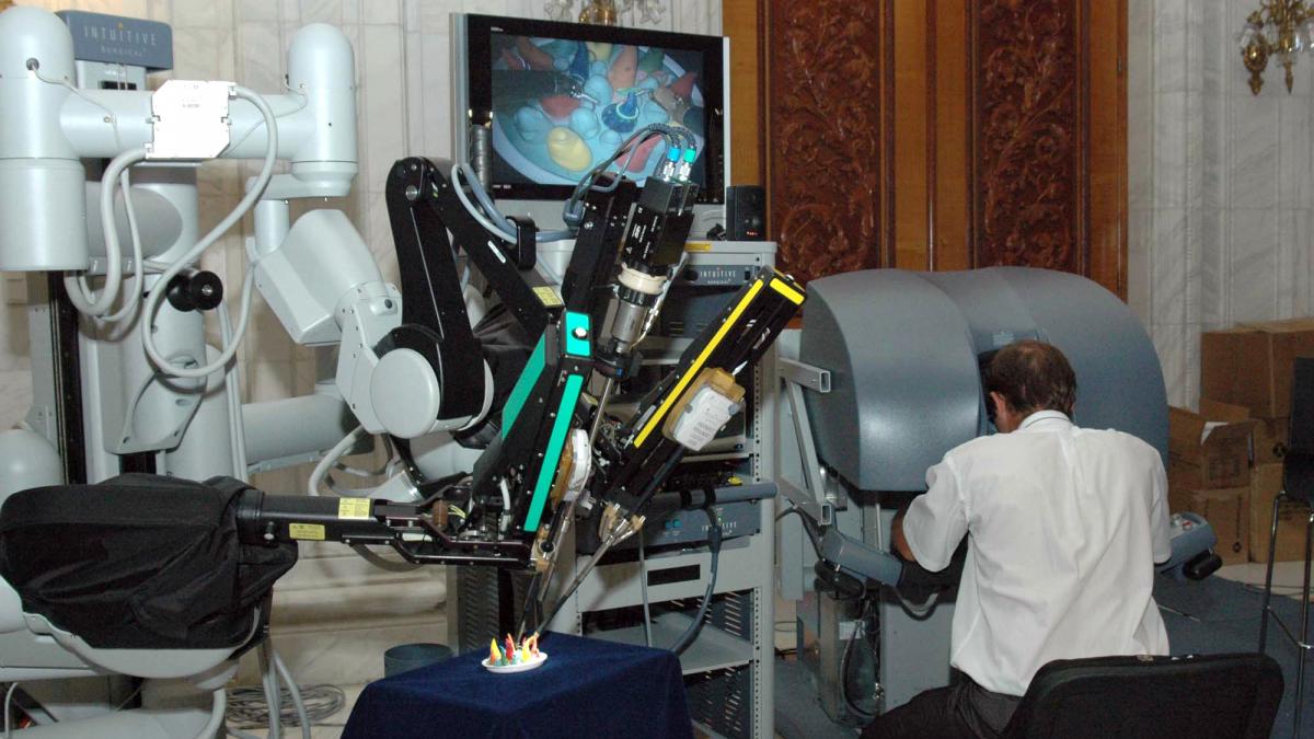 robotul da vinci de la spitalul judetean bistrita a facut cea de a 100 a operatie un pas urias pentru medicina din judet