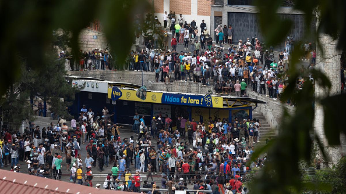 armata preia puterea in madagascar dupa ce presedintele rajoelina a fugit cu un avion trimis de emmanuel macron