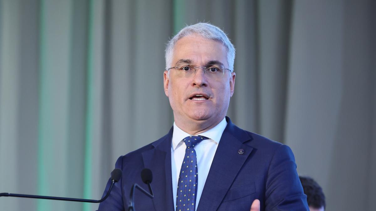 dragos pislaru romania sta pe un munte de bani europeni si incearca sa termine anul acesta cu un deficit de 8 4