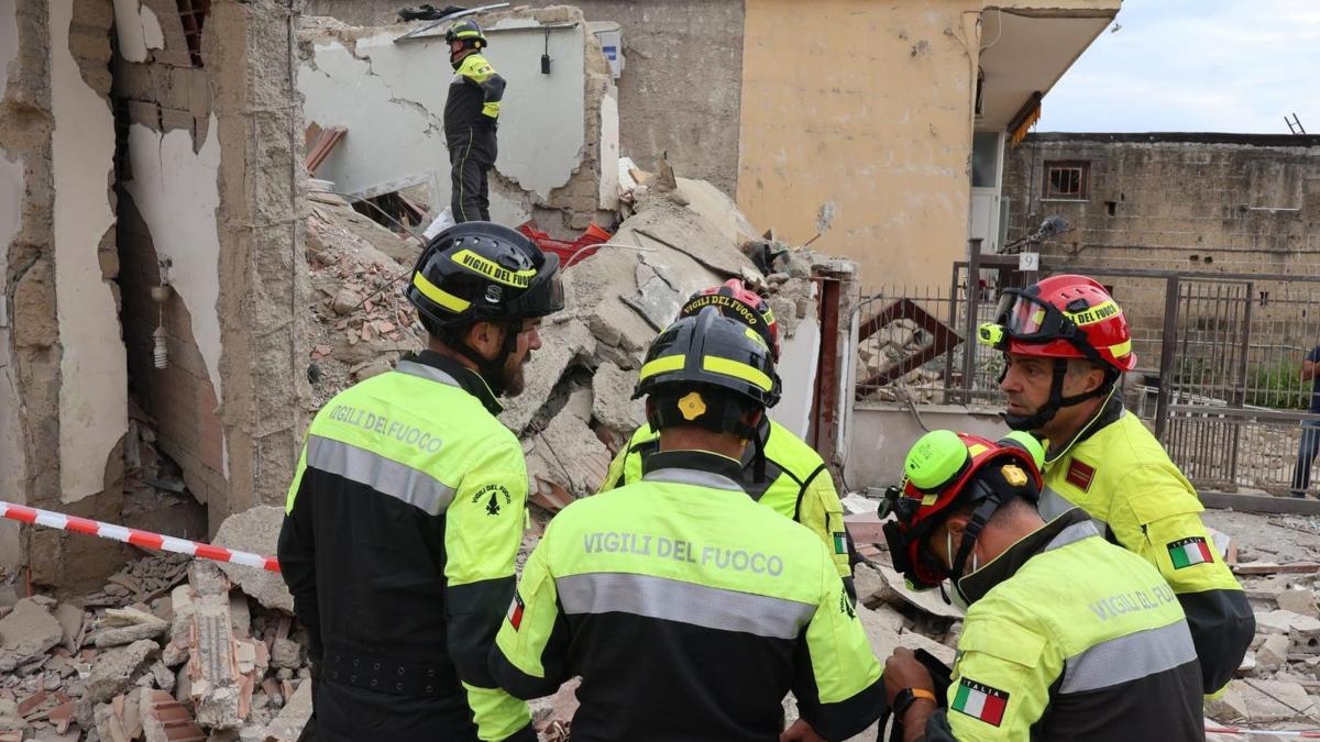 explozie in italia in timpul unei operatiuni a politiei o casa plina cu butelii deschise a sarit in aer trei carabinieri au murit