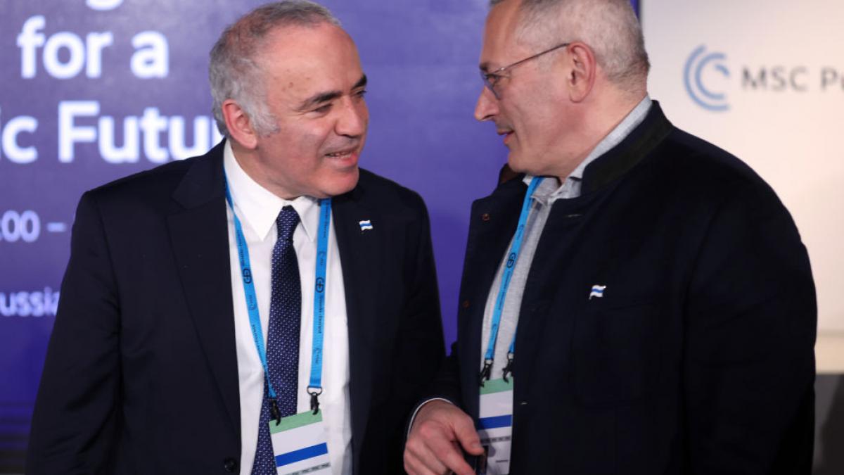gari kasparov si fostul oligarh rus hodorkovski sunt acuzati de fsb de tentativa de preluare violenta a puterii in rusia si terorism