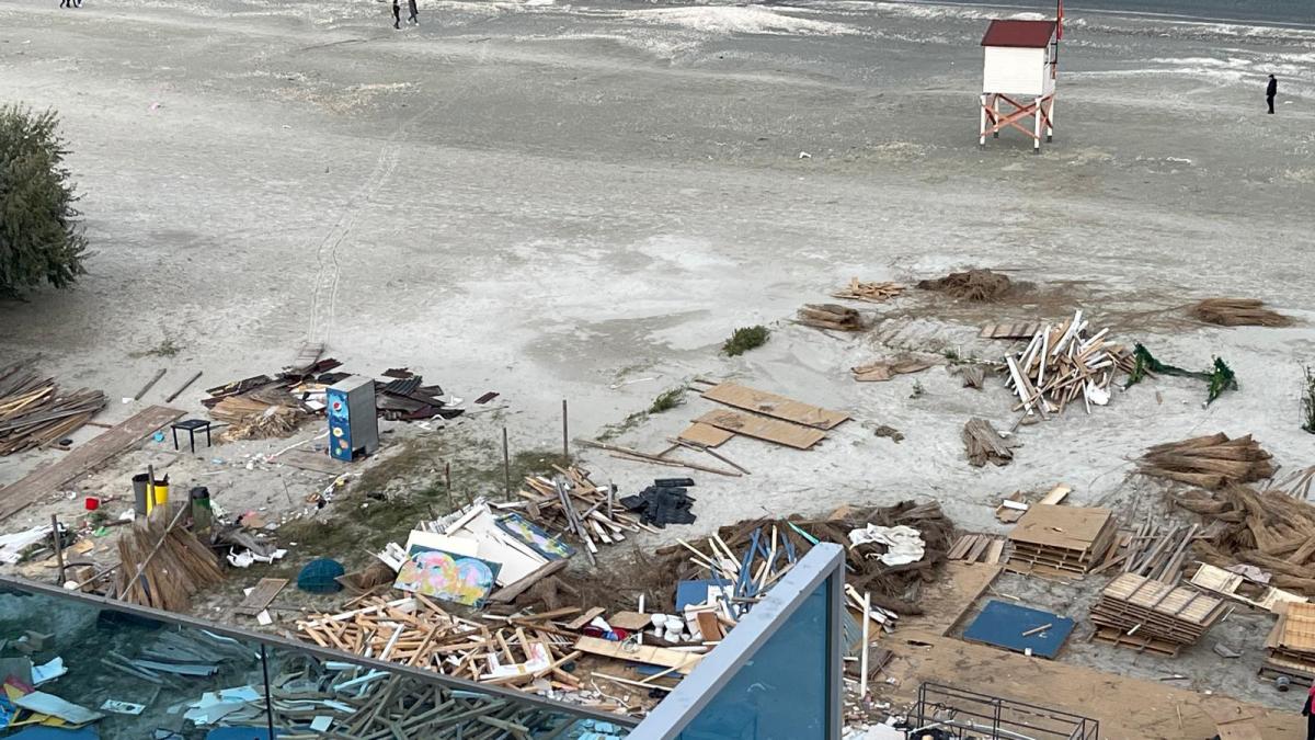 imagini cu dezastrul lasat pe plaje de firmele care au incheiat contractele de inchiriere pe litoral