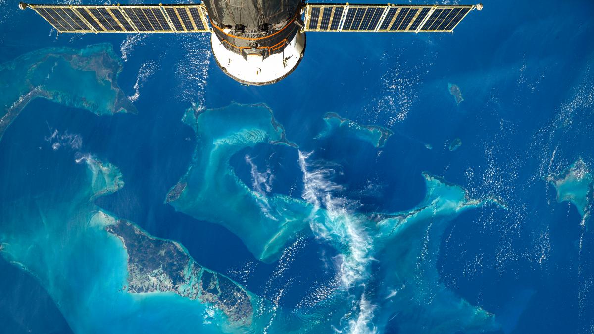 imagini din satelit dezvaluie ca un punct slab in campul magnetic al pamantului creste rapid se intampla ceva deosebit