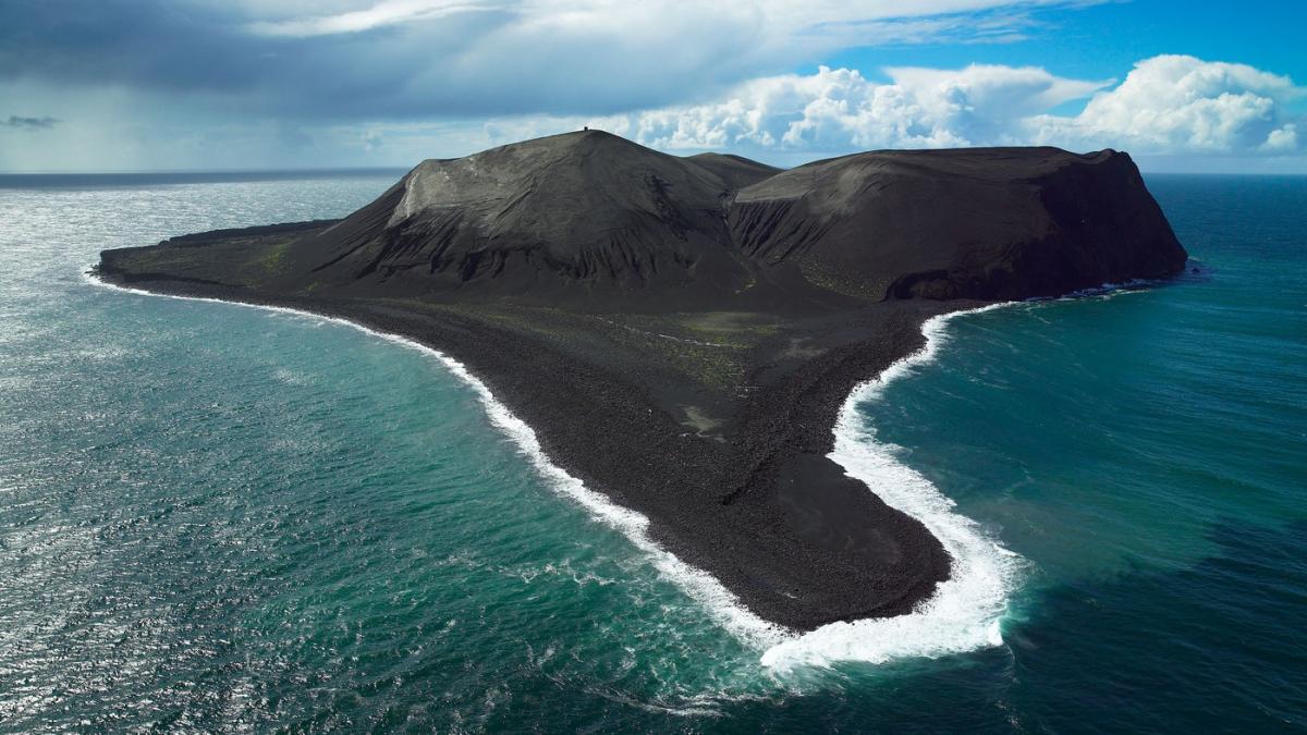 o insula vulcanica aparuta in nordul atlanticului ii intriga pe cercetatori cum ar putea ajuta descoperirea la refacerea mediului