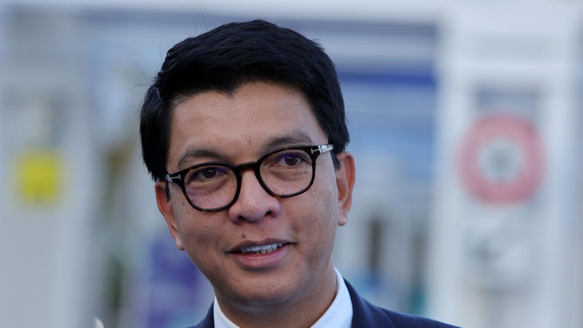 primul mesaj al presedintelui din madagascar dupa ce a fost scos din tara de francezi cu un avion militar planuiau sa ma asasineze