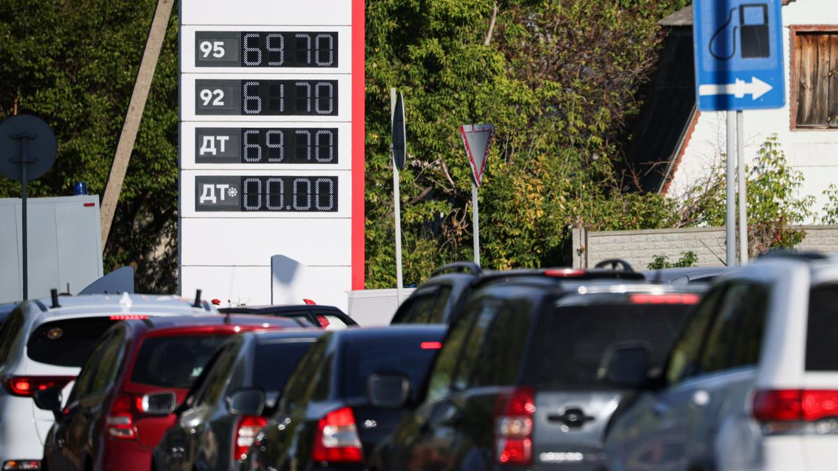 rusii incep sa se aseze la cozi la benzina penuria de combustibil ar putea dura un an dupa ce rafinariile au fost lovite de ucraineni