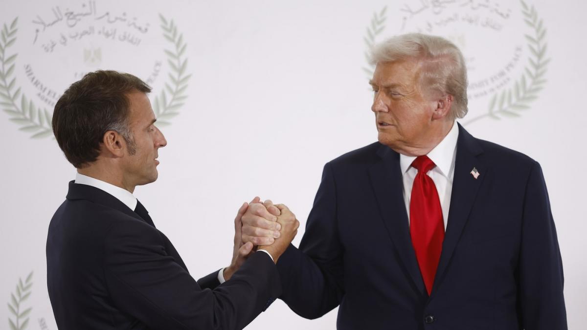 strangerea bizara de mana dintre trump si macron de 26 de secunde s a viralizat pe internet