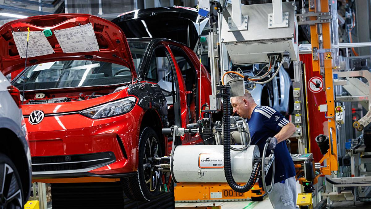 tara din europa care da pensionarilor 2 000 de euro pe luna fara taxe doar ca sa continue sa lucreze ce e planul de pensie activa